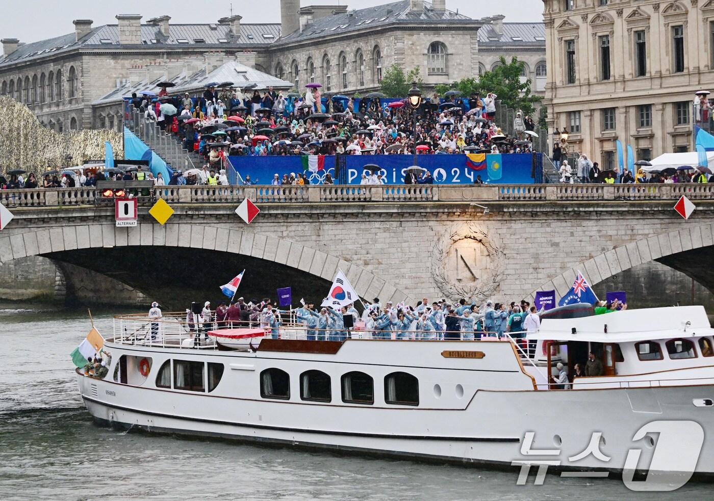 본문 이미지 - 2024 파리 올림픽 개회식이 열린 27일(한국시각) 프랑스 파리 센강에서 대한민국 선수단을 태운 보트가 트로카데로 광장을 향해 수상 행진을 하고 있다. (공동취재) 2024.7.27/뉴스1 ⓒ News1 이동해 기자