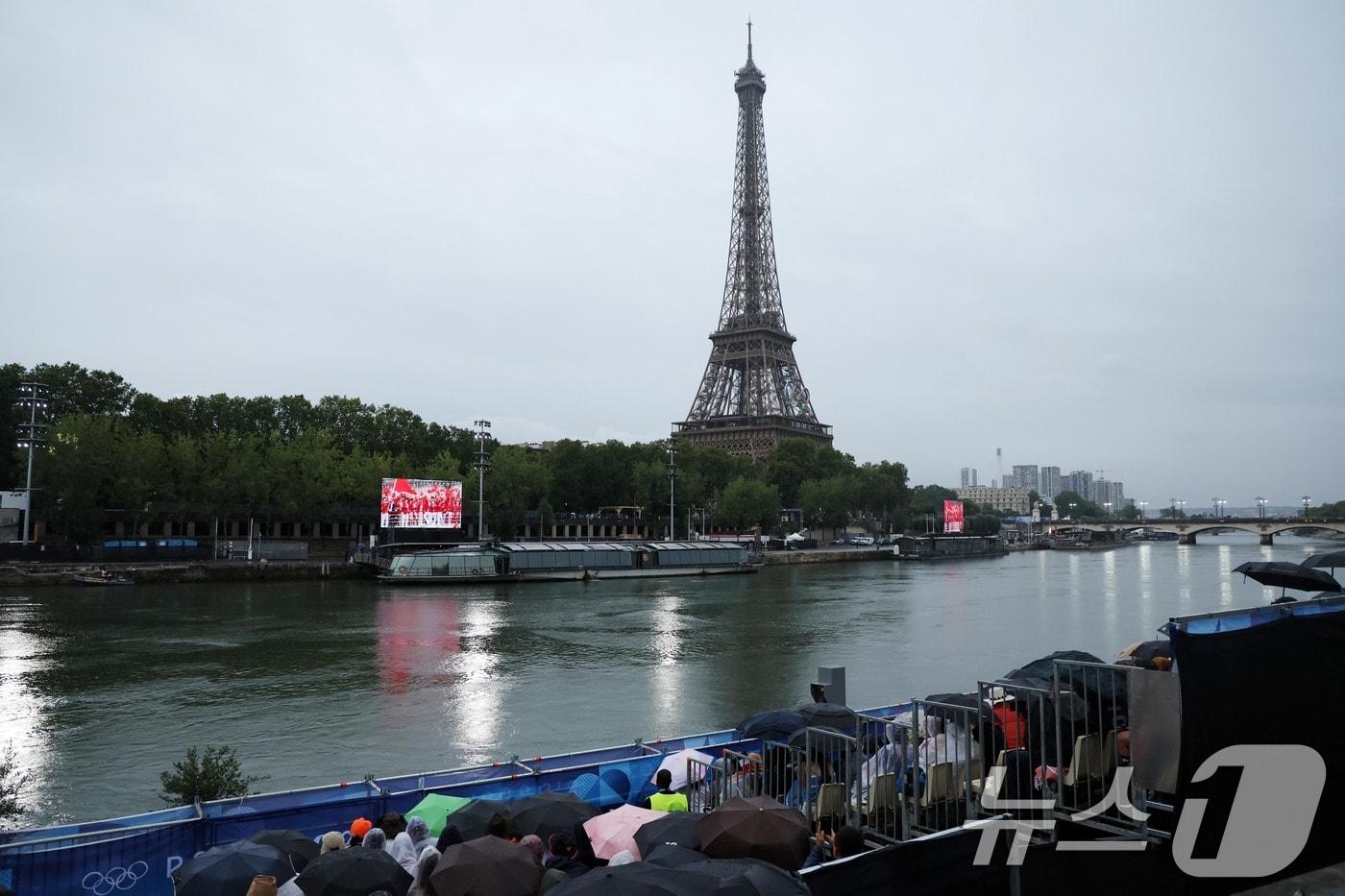 2024 파리올림픽 개회식이 열린 27일(한국시간) 프랑스 파리 센강에 설치된 대형 스크린으로 관람객들이 개회식을 즐기고 있다. (공동취재) 2024.7.27/뉴스1 ⓒ News1 이동해 기자
