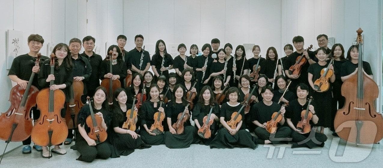 본문 이미지 - 충북도교육청 교직원오케스트라는 27일 괴산 꿀벌랜드에서 지역민과 함께 하는 공감·동행 연주회를 개최했다.(충북교육청 제공)/뉴스1
