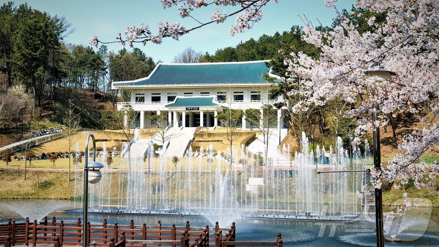  옛 대통령 별장인 충북 청남대를 찾은 외국인 방문객이 증가한 것으로 조사됐다. 사진은 대통령기념관.(충북도 제공)2024.7.27/뉴스1