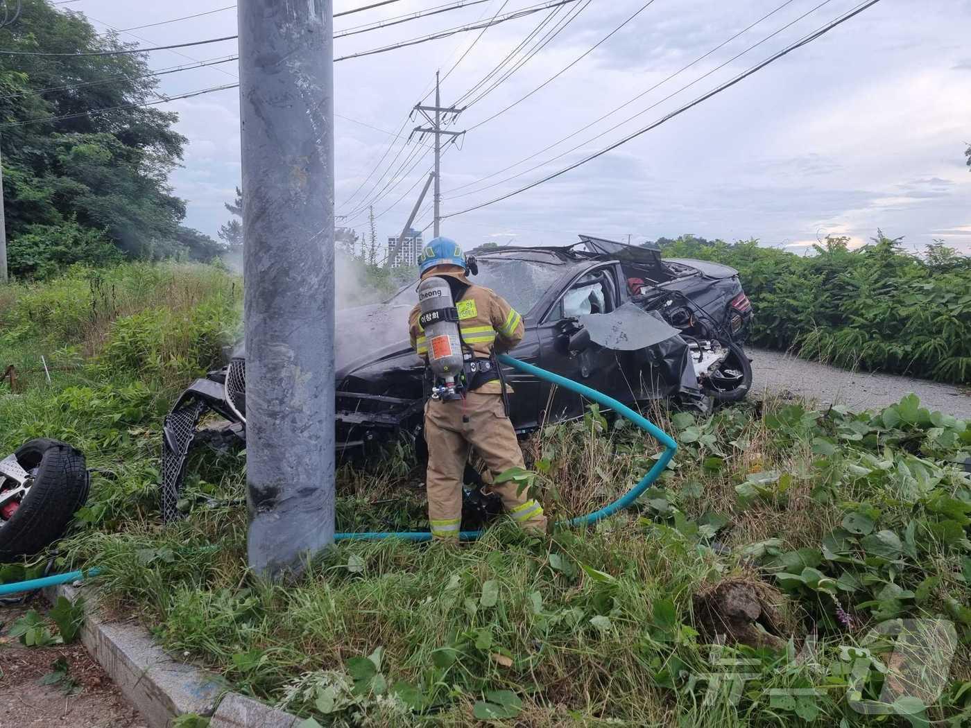 본문 이미지 - 26일 오후 7시 5분쯤 강원 양양군 현남면 광진리 한 국도 주변에서 교통사고가 발생, 승용차 1대가 불에 타는 사고가 났다. (강원도 소방본부 제공) 2024.7.27/뉴스1