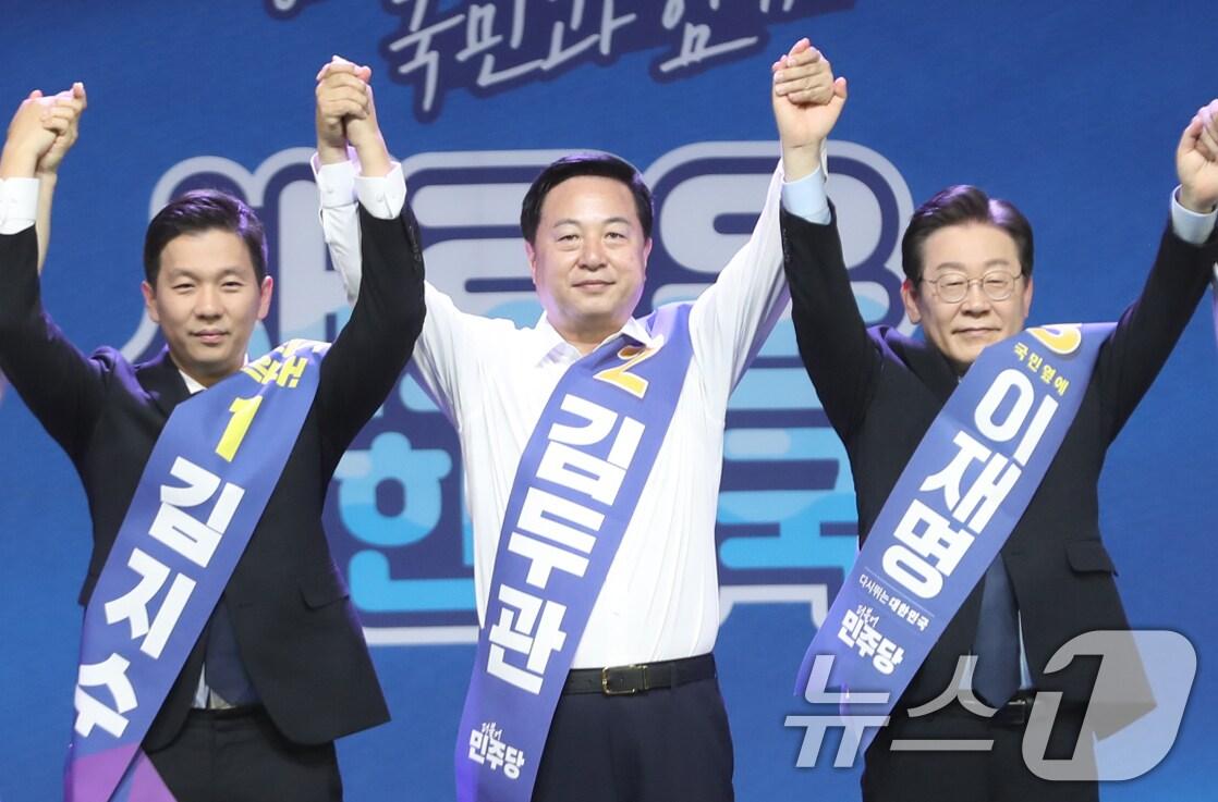 본문 이미지 - 김지수(왼쪽부터), 김두관, 이재명 더불어민주당 당대표 후보가 27일 오전 울산시 남구 문수체육관에서 열린 전국당원대회 울산지역 합동연설회에 참석해 손을 맞잡고 있다. 2024.7.27/뉴스1 ⓒ News1 조민주 기자