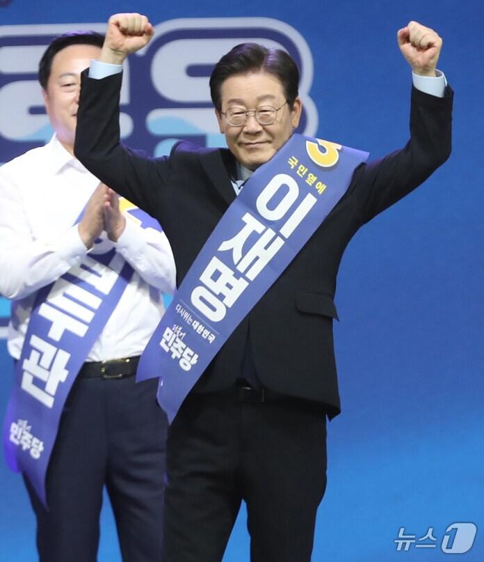 본문 이미지 - 이재명 더불어민주당 당대표 후보가 27일 오전 울산시 남구 문수체육관에서 열린 전국당원대회 울산지역 합동연설회에 참석해 당원들에게 인사하고 있다. 2024.7.27/뉴스1 ⓒ News1 조민주 기자