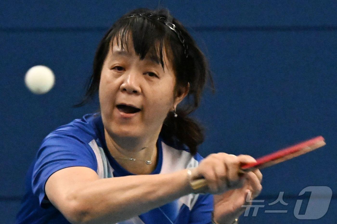 본문 이미지 - 중국 출신으로 58세의 나이에 올림픽에 데뷔하는 칠레 탁구 국가대표 쩡즈잉. ⓒ AFP=뉴스1