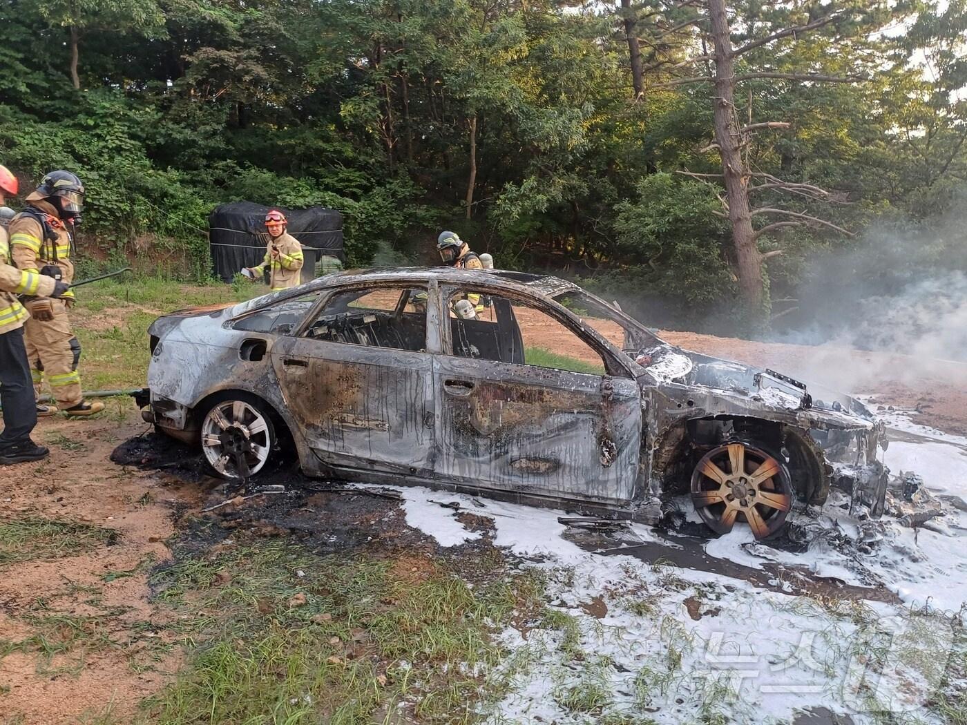 본문 이미지 - 태안 소원면 의항리 차량 화재 현장. &#40;태안소방서 제공&#41; / 뉴스1 