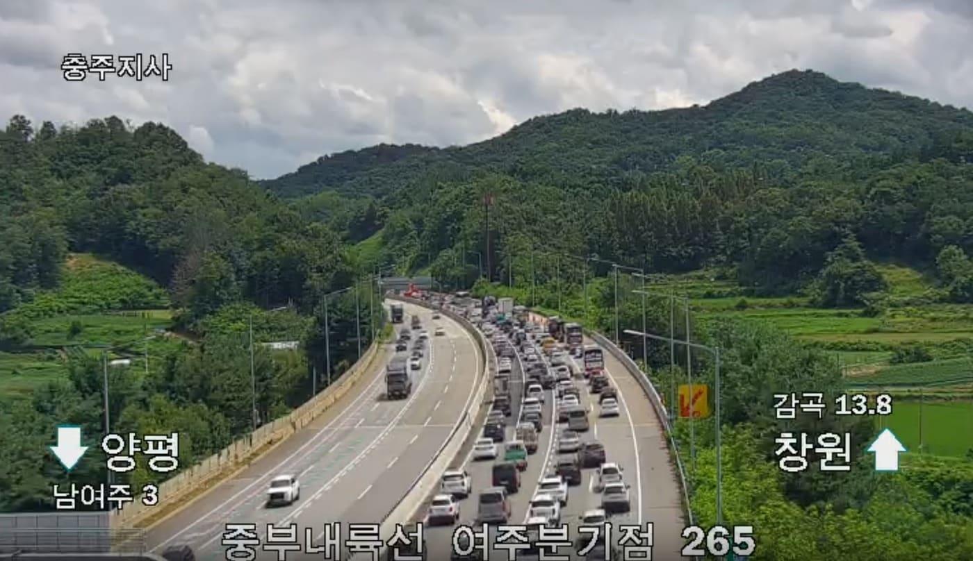 27일 오후 1시 50분쯤 경기 여주시 가남읍 중부내륙고속도로 창원 방향 여주분기점(JC) 부근에서 극심한 차량 정체 현상이 빚어지고 있다. (국토교통부 제공) 2024.7.27/뉴스1