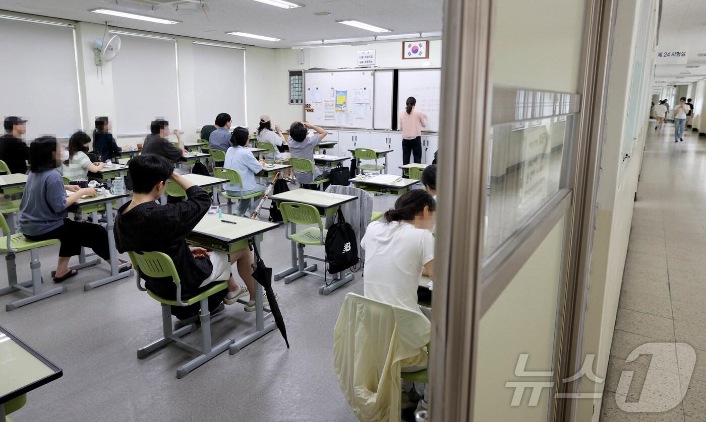 국가공무원 7급 공개경쟁채용 제1차 시험이 치러진 27일 서울 관악구 한 시험장에서 수험생들이 시험 시작을 기다리고 있다. (인사혁신처 제공) 2024.7.27/뉴스1