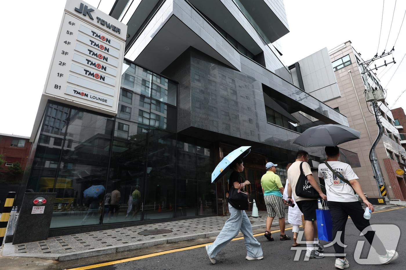 본문 이미지 - 27일 오후 서울 강남구 티몬 신사옥 앞이 전날까지 '판매 대금 미정산 사태'로 피해를 입은 소비자들로 인해 붐비던 것과 달리 한산한 모습을 보이고 있다. 피해자들은 전날 사측이 환불자금 부족을 이유로 10억원 이상 집행 불가 상황을 전하자 대거 귀가했으며, 건물 안에 남아있던 200여명도 이날 경찰에 의해 해산되며 사옥은 다시 폐쇄됐다. 2024.7.27/뉴스1 ⓒ News1 민경석 기자