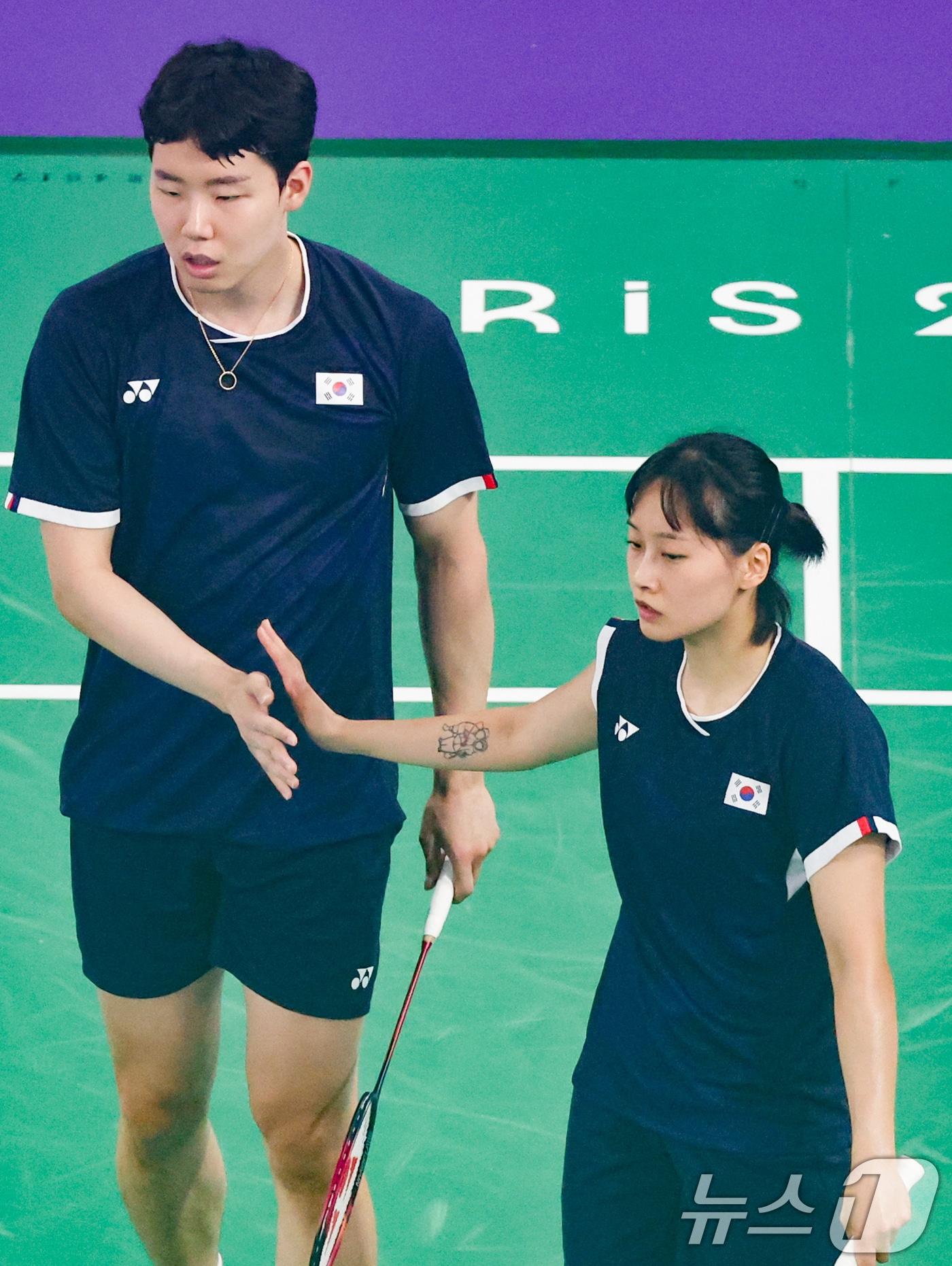 본문 이미지 - 대한민국 배드민턴 대표팀 서승재, 채유정 선수가 27일 오후(한국시간) 프랑스 파리 라 샤펠 아레나에서 열린 2024 파리올림픽 배드민턴 혼합복식 조별예선 알제리와의 경기에서 득점을 획득한 후 기뻐하고 있다. 2024.7.27/뉴스1 ⓒ News1 박정호 기자