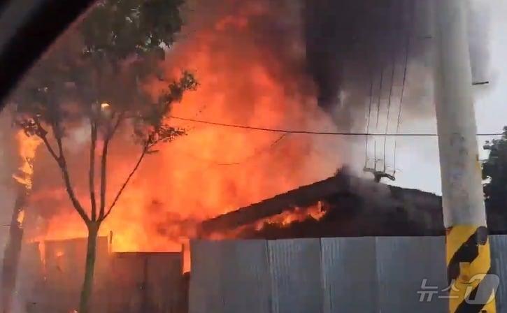 본문 이미지 - 27일 오후 3시17분쯤 서울 송파구 인근에서 화재가 발생했다. (독자 제공)