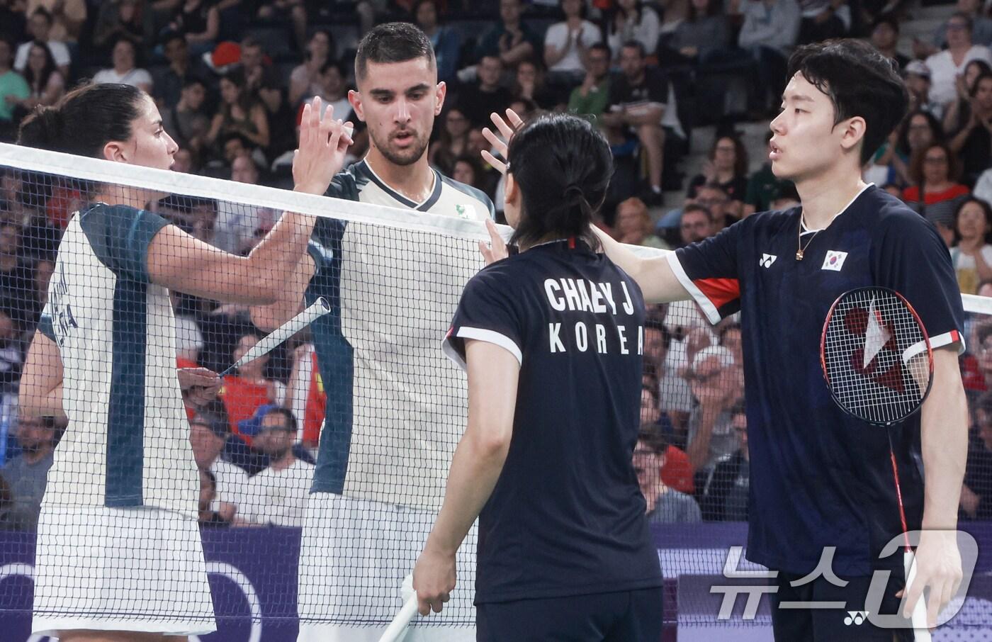대한민국 배드민턴 대표팀 서승재, 채유정 선수가 27일 오후(한국시간) 프랑스 파리 라 샤펠 아레나에서 열린 '2024 파리올림픽' 배드민턴 혼합복식 조별예선 알제리와의 경기에서 게임 스코어 2대0으로 승리를 거둔 후 맘메리 코실라, 맘메리 타니나 비올렛 선수와 인사하고 있다. 2024.7.27/뉴스1 ⓒ News1 박정호 기자