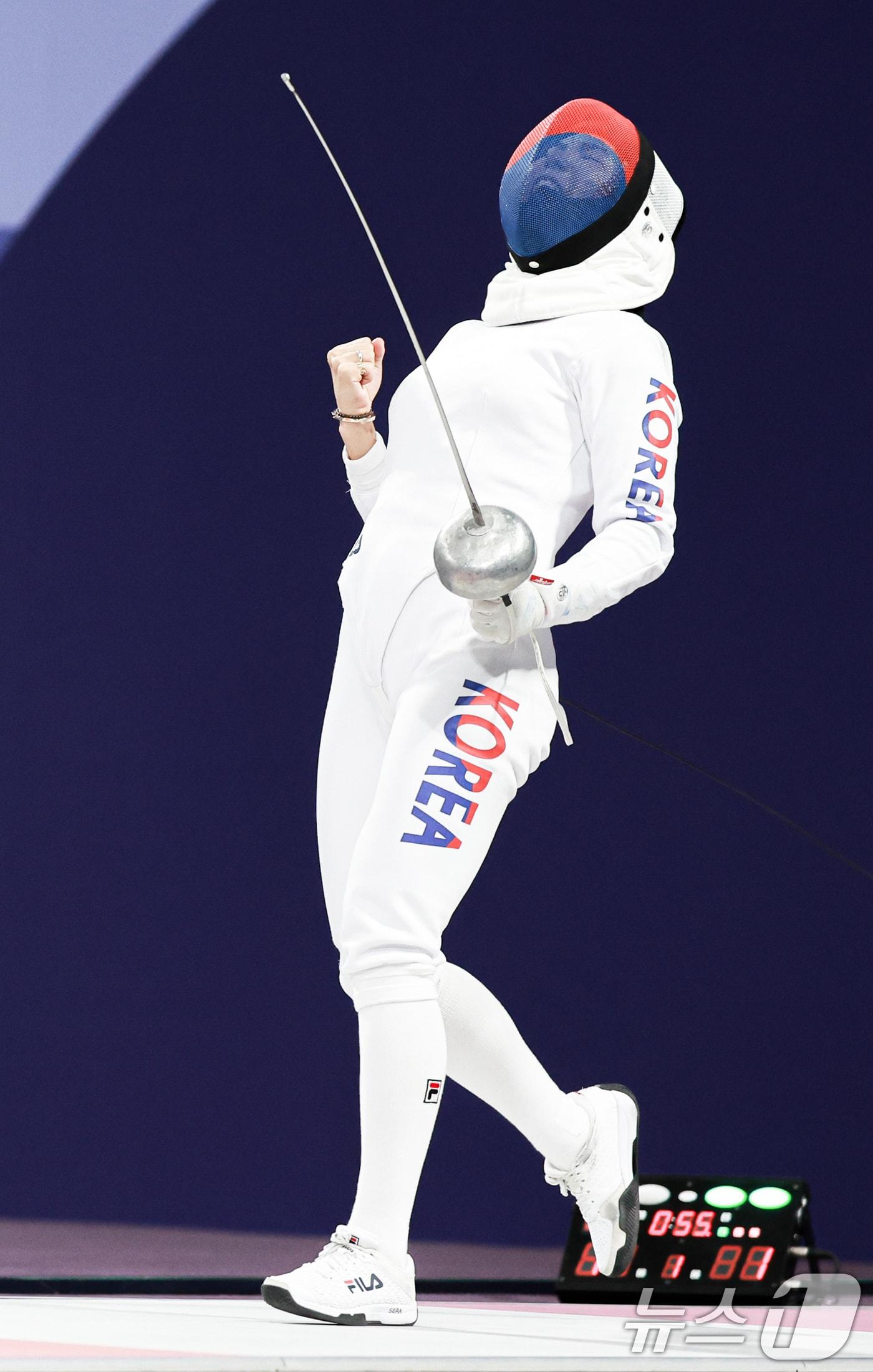 본문 이미지 - 대한민국 펜싱 대표팀 송세라 선수가 27일 오후(한국시간) 프랑스 파리 그랑 팔레에서 열린 '2024 파리올림픽' 여자 에페 개인 32강 폴란의 마티나 스와토프스카 선수의 경기에서 득점을 획득한 후 기뻐하고 있다. 2024.7.27/뉴스1 ⓒ News1 박정호 기자