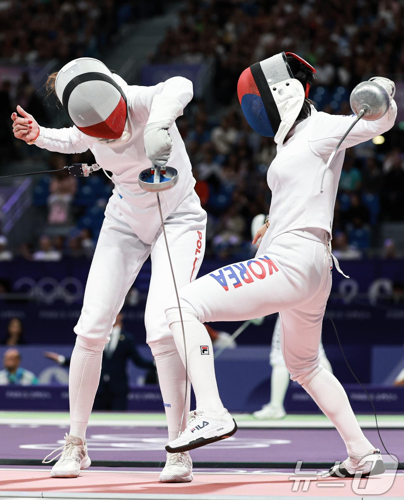 본문 이미지 - 대한민국 펜싱 대표팀 송세라 선수가 27일 오후&#40;한국시간&#41; 프랑스 파리 그랑 팔레에서 열린 &#39;2024 파리올림픽&#39; 여자 에페 개인 32강 경기에서 폴란드의 마티나 스와토프스카 선수와 맞대결을 펼치고 있다. 2024.7.27/뉴스1 ⓒ News1 박정호 기자