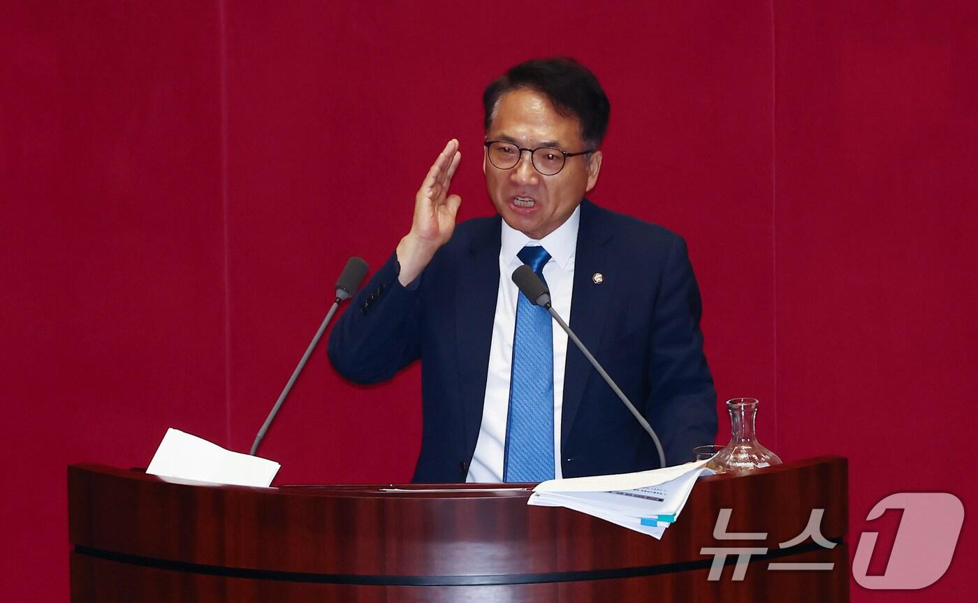 본문 이미지 - 박선원 더불어민주당 의원이 28일 새벽 서울 여의도 국회 본회의장에서 방송4법 찬성 무제한토론(필리버스터)를 하고 있다. 2024.7.28/뉴스1 ⓒ News1 김민지 기자