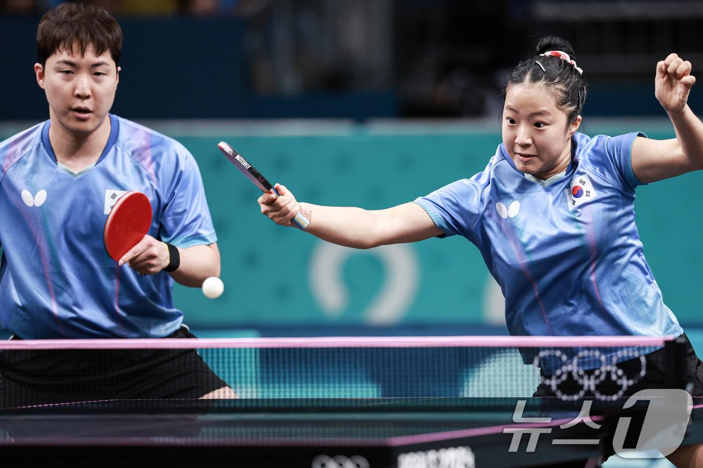 대한민국 탁구 대표팀 신유빈 선수가 28일(한국시간) 프랑스 파리 사우스 파리 아레나 4에서 열린 '2024 파리올림픽' 탁구 혼합복식 16강 독일과의 경기에서 치우 당, 니나 미텔함 선수와 치열한 승부를 펼치고 있다. 2024.7.28/뉴스1 ⓒ News1 박정호 기자