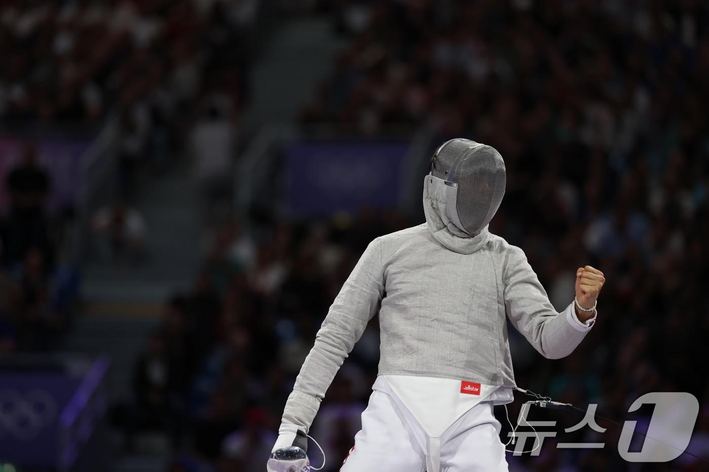 본문 이미지 - 오상욱이 28일(한국시간) 프랑스 파리 그랑펠레에서 열린 2024 파리 올림픽 펜싱 남자 사브르 개인전 준결승에서 루이지 아멜리에게 공격을 성공시킨 후 포효하고 있다. ⓒ News1 박정호 기자