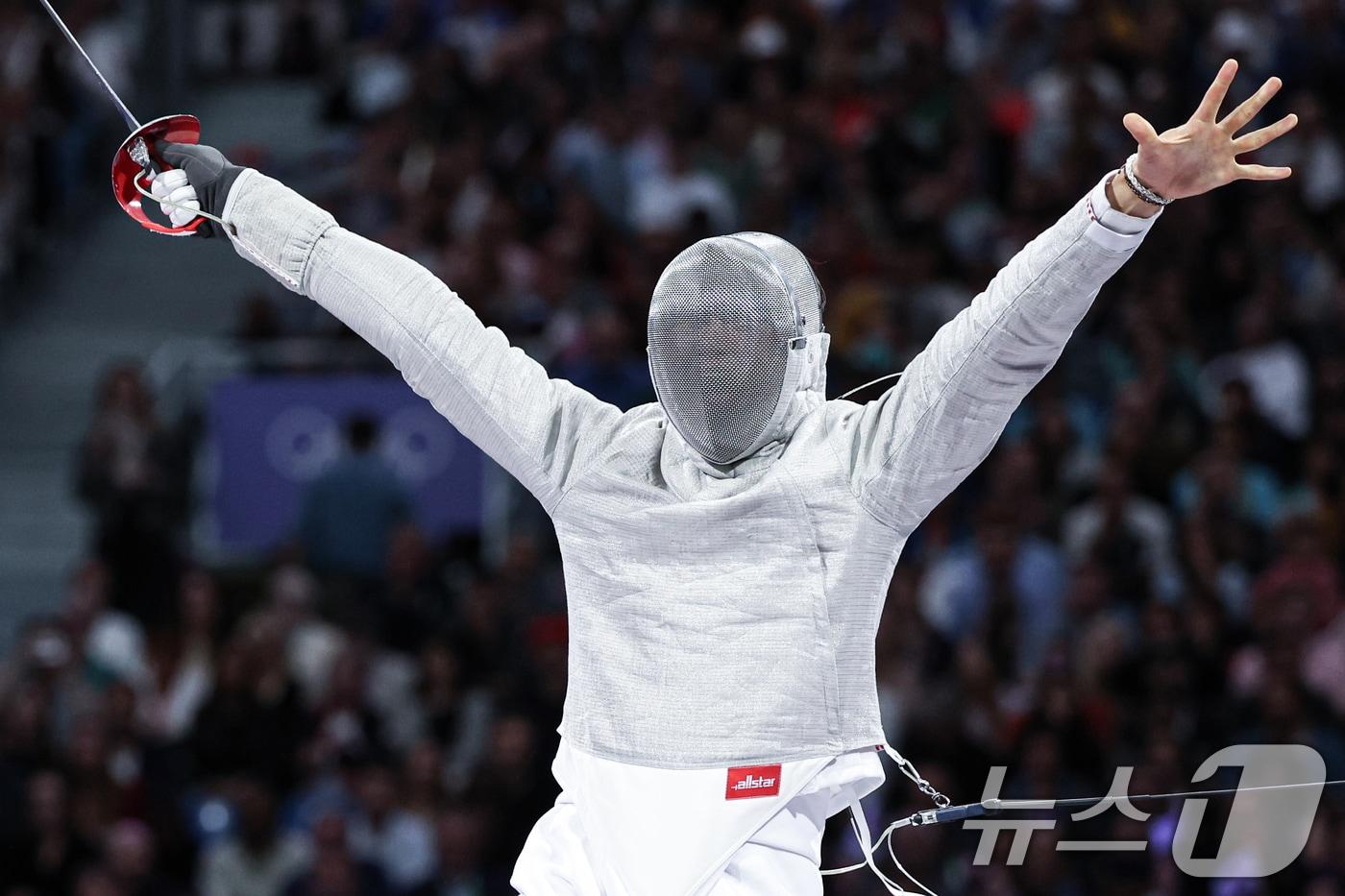 본문 이미지 - 대한민국 펜싱 대표팀 오상욱 선수가 28일(한국시간) 프랑스 파리 그랑 팔레에서 열린 남자 사브르 개인 준결승 이탈리아와의 경기에서 공격을 성공한 후 기뻐하고 있다. 2024.7.28/뉴스1