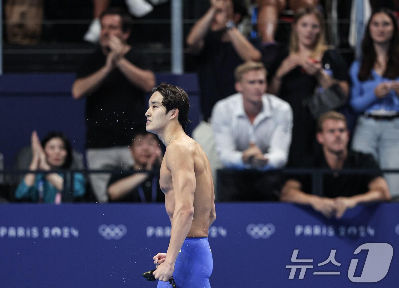 본문 이미지 - 대한민국 수영대표팀 김우민이 28일(한국시간) 프랑스 파리 라데팡스에서 열린 남자 400M 자유형 결승 경기에서 동메달을 획득한 후 경기장을 나서고 있다. 2024.7.28/뉴스1 ⓒ News1 이동해 기자