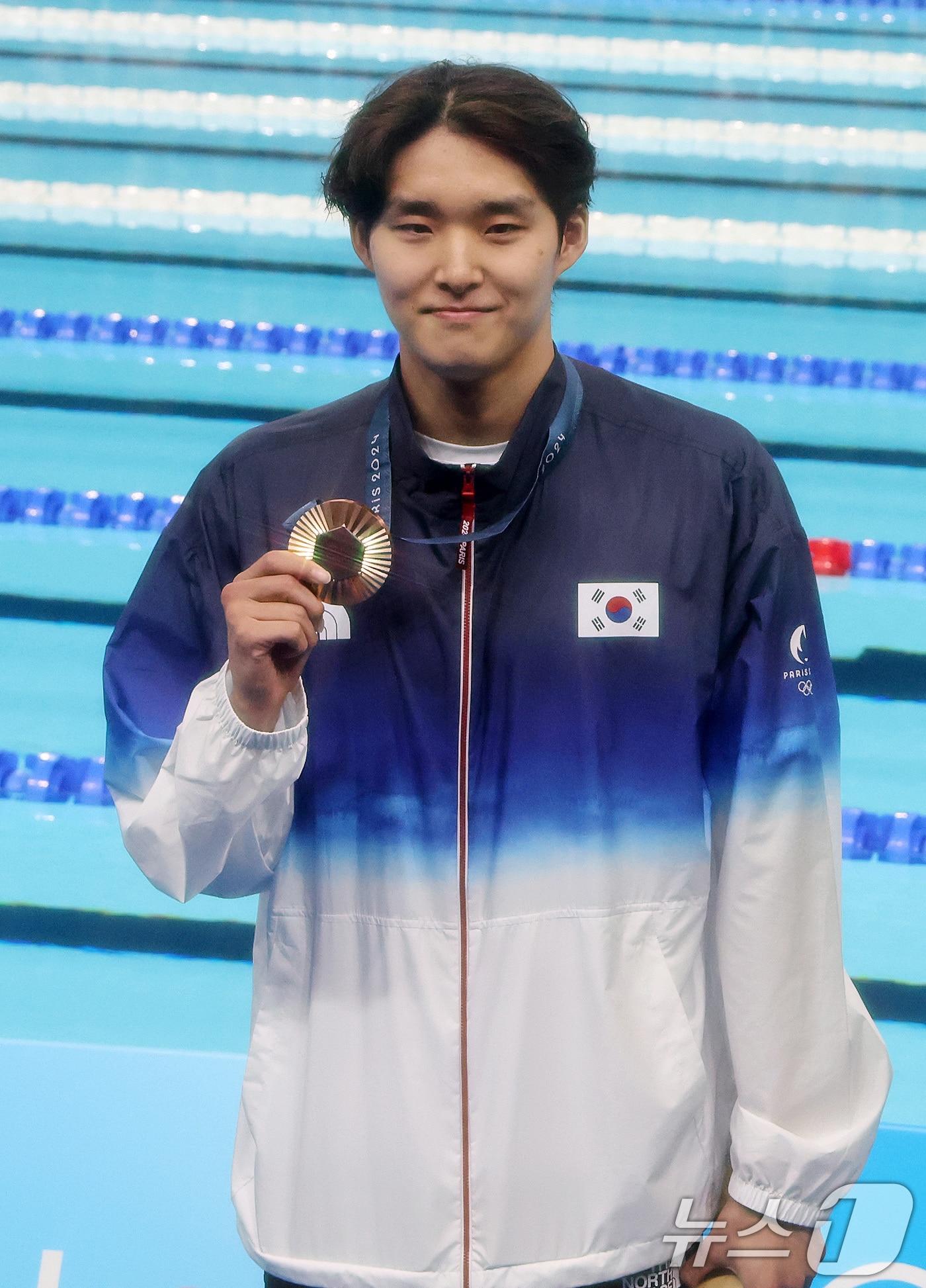 본문 이미지 - 28일(한국시간) 프랑스 파리 라데팡스에서 열린 남자 400M 자유형 결승에서 동메달을 차지한 김우민이 시상식을 마친 뒤 기념촬영을 하고 있다. 2024.7.28/뉴스1 ⓒ News1 이동해 기자