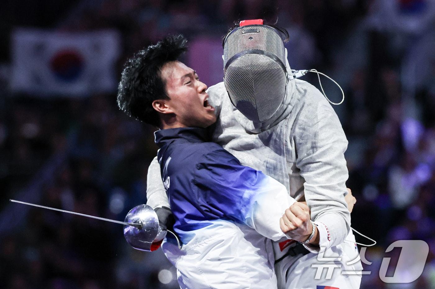 대한민국 펜싱 대표팀 오상욱 선수가 28일(한국시간) 프랑스 파리 그랑 팔레에서 열린 2024 파리올림픽 남자 사브르 개인 튀니지 파레스 페르자니 선수와의 경기에서 금메달을 차지한 후 원우영 코치와 기뻐하고 있다. 2024.7.28/뉴스1 ⓒ News1 박정호 기자