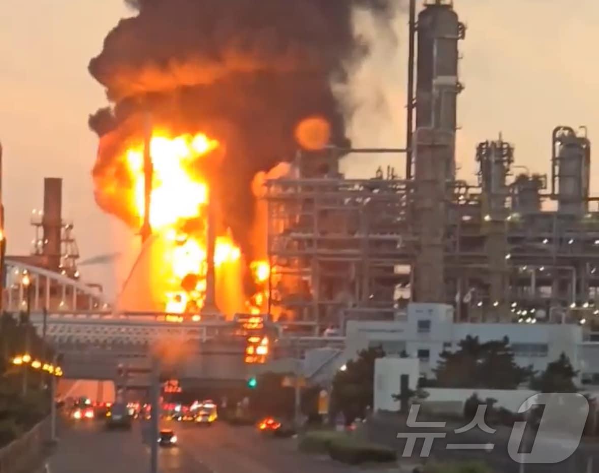 본문 이미지 - 28일 새벽 울산 에쓰오일 온산 공장에서 화재가 발생했다. (온라인 커뮤니티 갈무리)