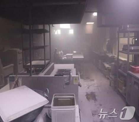 본문 이미지 - 27일 오전 7시 50분께 남동구 고잔동 한 부품제조 공장 내 식당에서 불이 났다.(인천소방본부 제공)2024.7.28 ⓒ News1 박소영 기자