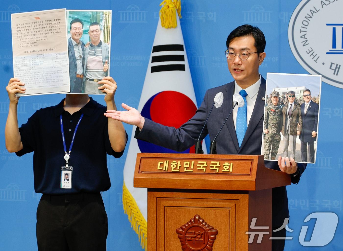 본문 이미지 - 장경태 더불어민주당 의원이 28일 오전 서울 여의도 국회 소통관에서 ‘임성근 전 해병대 1사단장 구명 로비’ 의혹 관련 제보자인 김규현 변호사와 자신이 논의했다는 권선동 국민의힘 의원 주장에 반박하는 기자회견을 하고 있다. 장 의원은 청문회에서 공개했던 김계환·이종호·송호종 사진, 송호종·임성근 사진, 임성근의 쌍룡훈련 초대장 모두 이종호 측 제보자로부터 받은 것이라며 이종호 씨가 청문회에 출석해 임성근 구명로비 의혹을 답해야 한다고 주장했다. 2024.7.28/뉴스1 ⓒ News1 안은나 기자