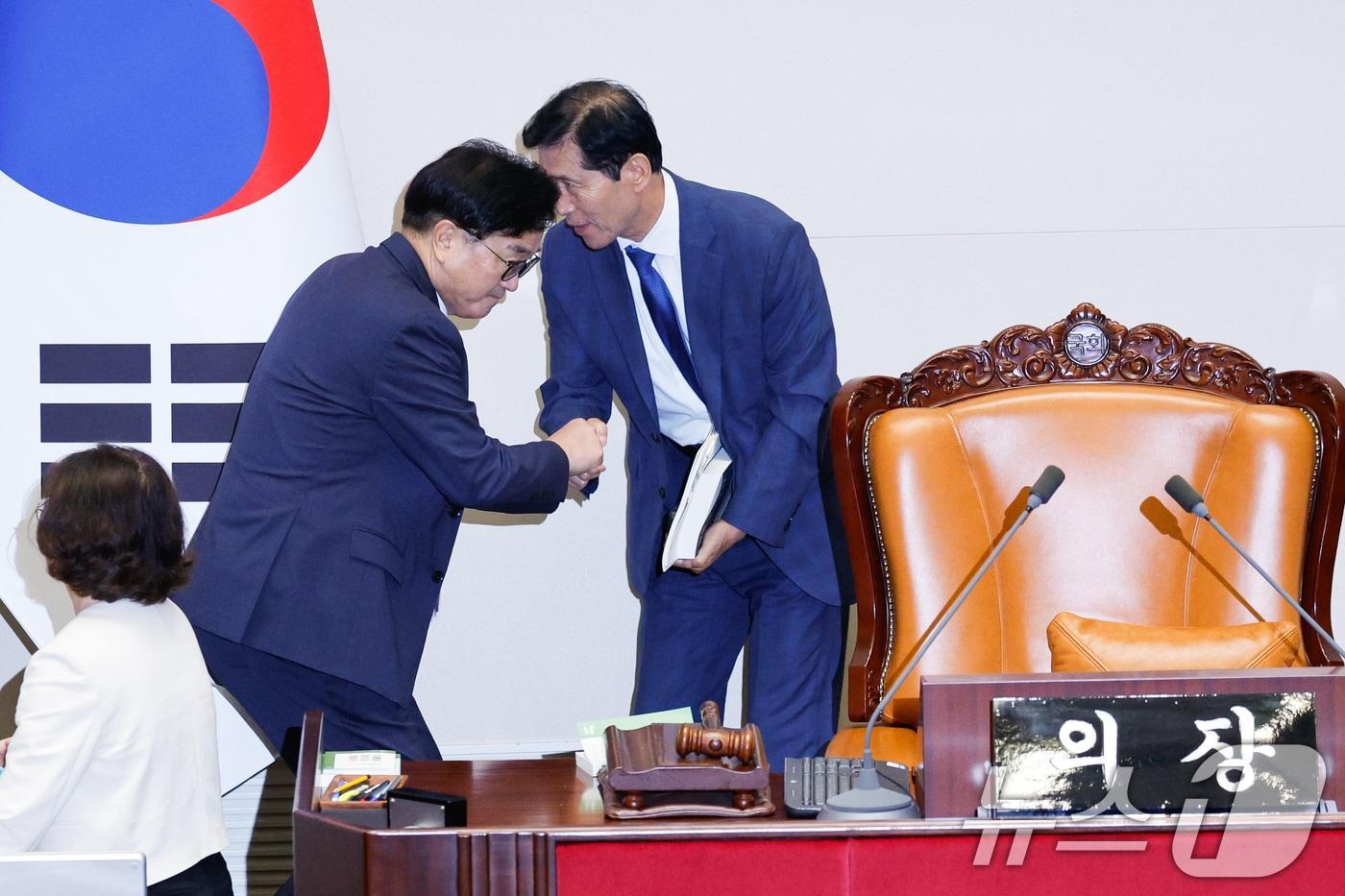 본문 이미지 - 이학영 국회 부의장(오른쪽)이 28일 오전 서울 여의도 국회 본회의장에서 방송문화진흥회법(방문진법) 개정안에 찬성하는 조계원 더불어민주당 의원의 무제한 토론(필리버스터) 사회를 보던 중 우원식 국회의장과 교대하고 있다. 국민의힘 소속 주호영 부의장이 방송4법 무제한 토론에 대한 본회의 사회를 거부하면서 우 의장과 민주당 소속 이 부의장이 3시간씩 교대로 사회를 보고 있다. 2024.7.28/뉴스1 ⓒ News1 안은나 기자