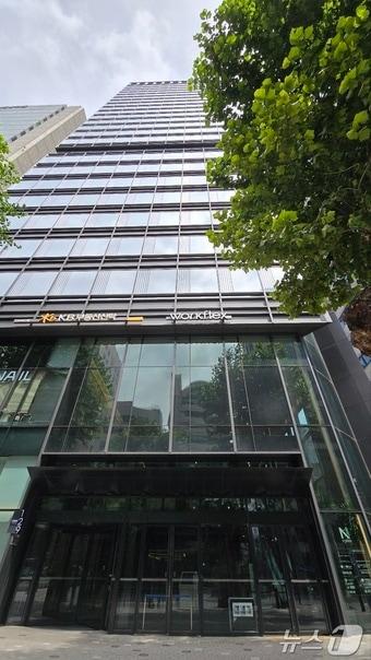 본문 이미지 - 28일 오전 큐텐테크놀로지 사무실이 있는 서울 역삼동 강남N타워 앞. 2024.7.28/뉴스1 ⓒ News1 서미선 기자