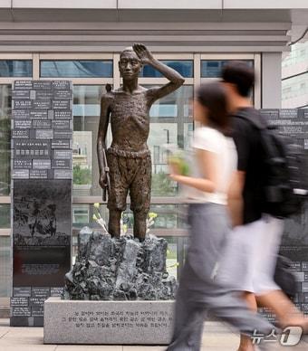 본문 이미지 - 서울 용산구 용산역 앞 강제징용 노동자상 앞으로 시민들이 지나가고 있다.ⓒ 뉴스1 장수영 기자