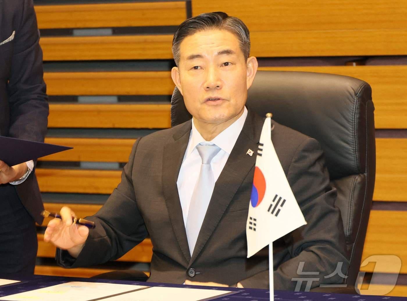 본문 이미지 - 신원식 국방장관이 28일(현지시간) 도쿄 방위성에서 열린 한국-미국-일본 국방장관 회의에 로이드 오스틴 미국 국방장관, 기하라 미노루 일본 방위상과 참석해 합의문에 서명을 하고 있다. 2024.07.28 ⓒ AFP=뉴스1 ⓒ News1 우동명 기자