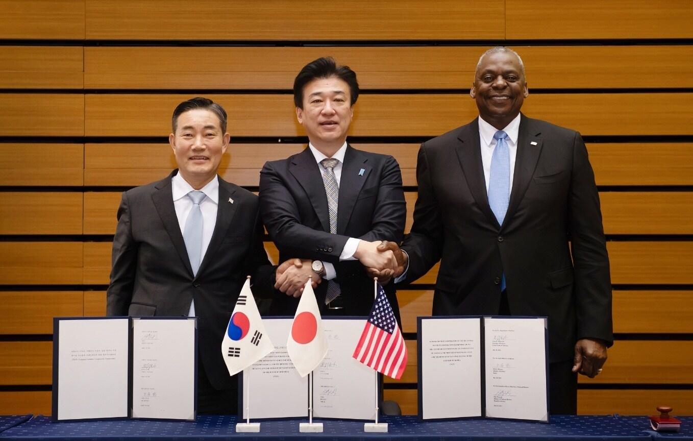 본문 이미지 - 신원식 국방부 장관, 로이드 오스틴 미국 국방장관, 기하라 미노루 일본 방위성 대신이 28일 일본에서 개최된 한미일 국방장관회담에서 한미일 안보협력 프레임워크 협력각서에 서명을 한 뒤 기념사진을 찍고 있다.