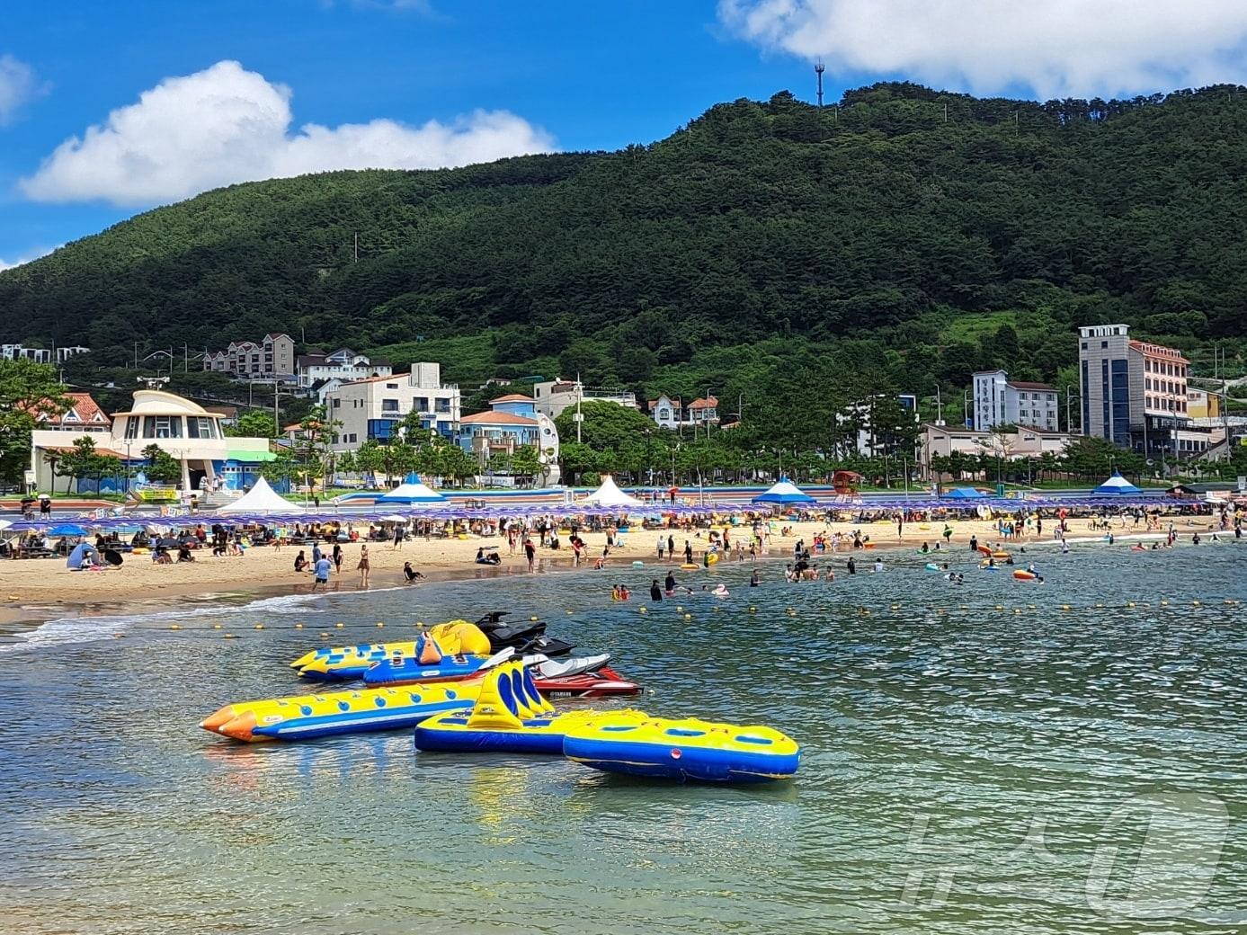 본문 이미지 - 28일 경남 거제시 일운면 와현해수욕장을 찾은 피서객들이 물놀이를 즐기고 있다.2024.7.28/뉴스1 강미영기자