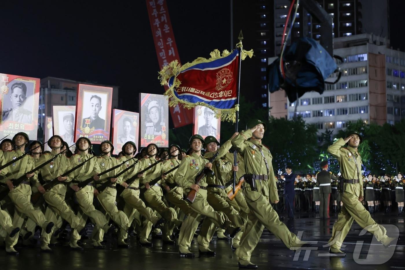 (평양 노동신문=뉴스1) = 북한 노동당 기관지 노동신문은 지난해 7월 28일 김정은 당 총비서가 전승절(한국전쟁 정전협정체결일) 71주년을 맞아 지난 27일 저녁 수도 평양에서 진행된 조국해방전쟁(한국전쟁)시기 상징종대들의 기념 행진의식에 참가했다고 보도했다. [국내에서만 사용가능. 재배포 금지. DB 금지. For Use Only in the Republic of Korea. Redistribution Prohibited] rodongphoto@news1.kr
