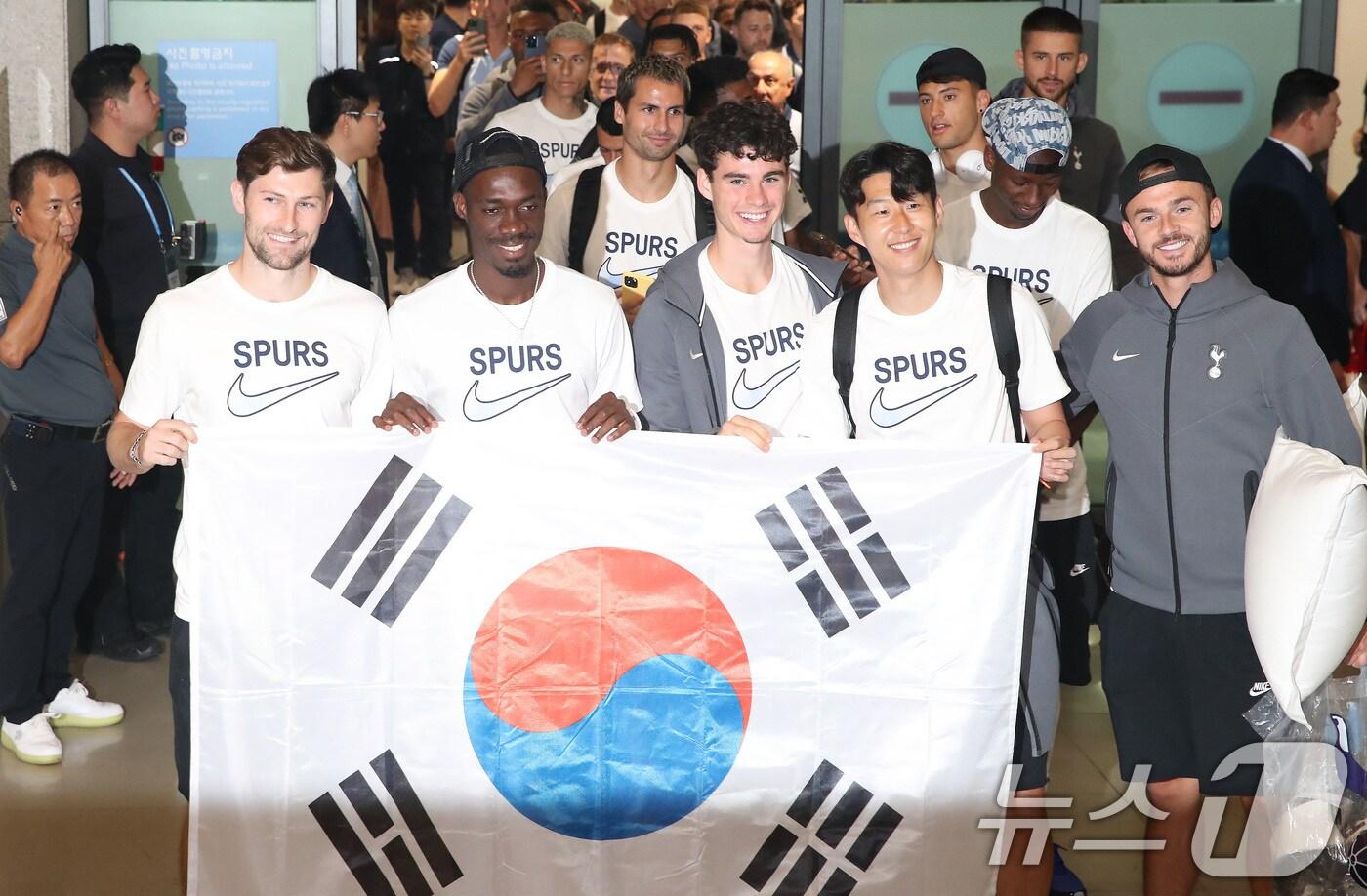 잉글랜드 프리미어리그 토트넘의 제임스 매디슨(오른쪽부터), 손흥민,아치 그레이, 이브스 비수마, 벤 데이비스가 28일 오후 프리 시즌 투어를 위해 인천국제공항 제1터미널을 통해 태극기를 펼쳐 들고 입국하고 있다. 토트넘은 31일 팀 K리그와 경기를 치른 뒤 8월 3일 바이에른 뮌헨(독일)과 연습 경기를 갖는다. 2024.7.28/뉴스1 ⓒ News1 임세영 기자