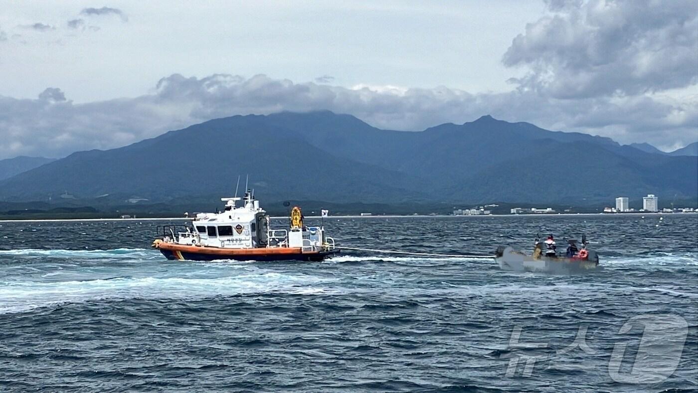 본문 이미지 - 28일 오전 10시 40분쯤 강원 양양 해상서 모터보트가 침수되는 사고가 발생, 속초해경이 승선원 3명을 안전구조했다.(속초해양경찰서 제공) 2024.7.28/뉴스1
