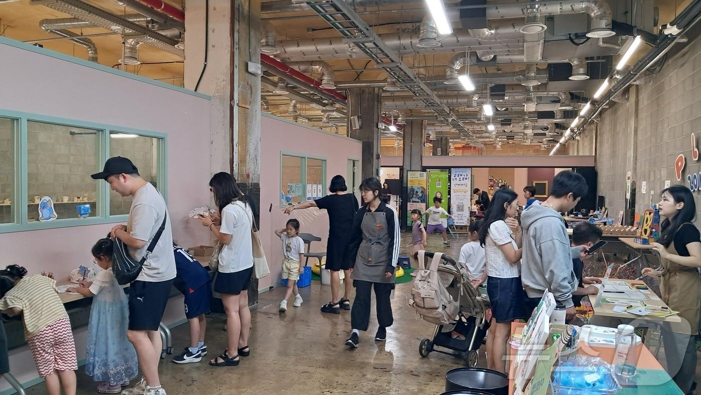 본문 이미지 - 울산 남구가 폐산업시설을 활용한 문화 재생 사업으로 재탄생한 '장생포 문화창고'에 개관 3주년 만에 43만 명이 방문했다.(남구청 제공)