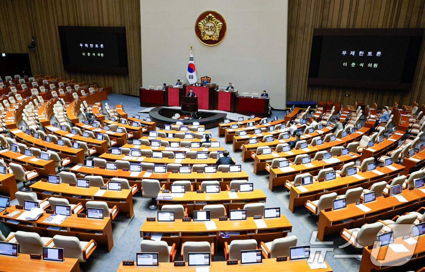 본문 이미지 - 이준석 개혁신당 의원이 28일 오후 서울 여의도 국회 본회의장에서 방송문화진흥회법(방문진법) 개정안에 대한 무제한 토론(필리버스터)을 하고 있다. 2024.7.28/뉴스1 ⓒ News1 안은나 기자