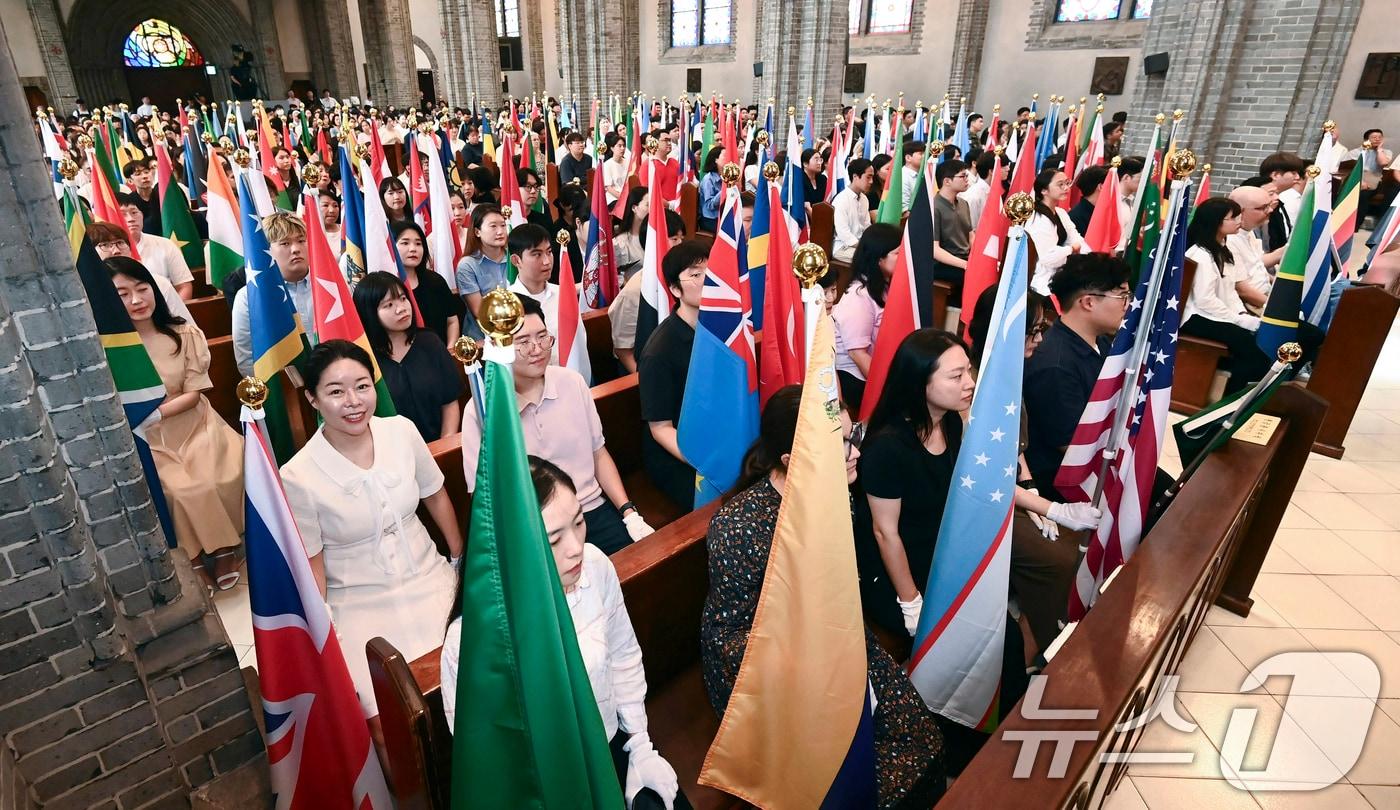 28일 오후 서울 중구 명동대성당에서 열린 '2027 서울 세계청년대회(WYD) 발대식'에서 193개 기수단이 입장해 자리하고 있다. '2027 서울 세계청년대회'는 인적, 문화적 교류를 통해 종교를 뚜어넘어 청년들에게 새로운 삶의 가치를 제시하고, 위로와 화해 새로운 삶의 가치를 전하는 장이다. 본대회는 2027년 7월말부터 8월초 예정이다. (사진공동취재단) 2024.7.28/뉴스1 ⓒ News1 송원영 기자