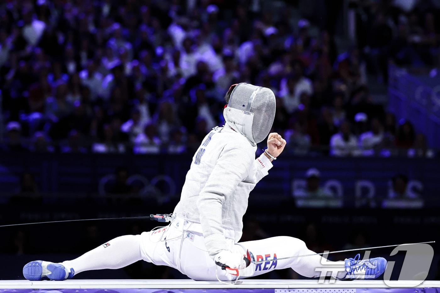 본문 이미지 - 대한민국 펜싱 대표팀 오상욱 선수가 28일(한국시간) 프랑스 파리 그랑 팔레에서 열린 남자 사브르 개인 결승 경기에서 튀니지의 파레스 페르자니 선수 상대로 공격을 성공 시킨 후 기뻐하고 있다. 2024.7.28/뉴스1 ⓒ News1 박정호 기자