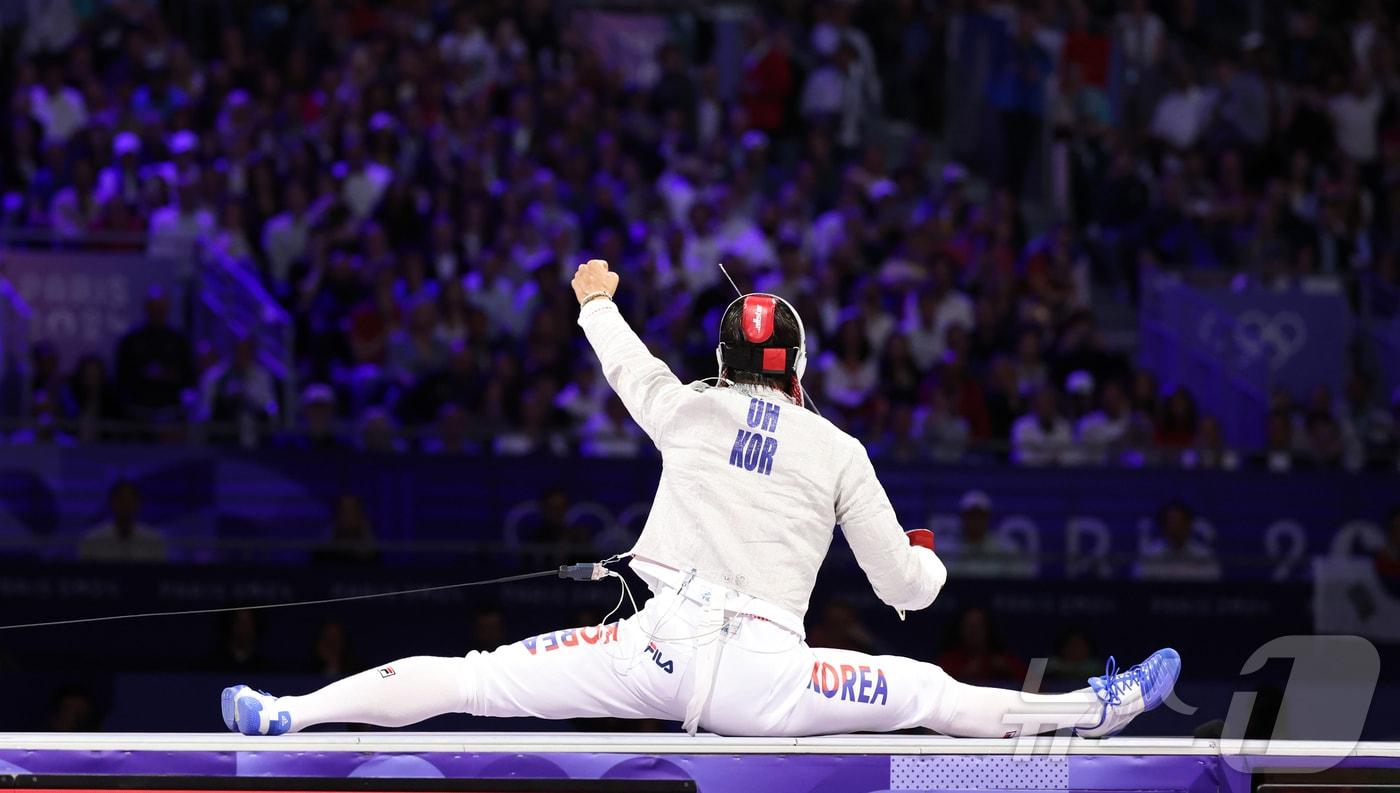 본문 이미지 - 대한민국 펜싱 대표팀 오상욱 선수가 28일(한국시간) 프랑스 파리 그랑 팔레에서 열린 남자 사브르 개인 결승 경기에서 튀니지의 파레스 페르자니 선수 상대로 공격을 성공 시킨 후 기뻐하고 있다. 2024.7.28/뉴스1 ⓒ News1 박정호 기자