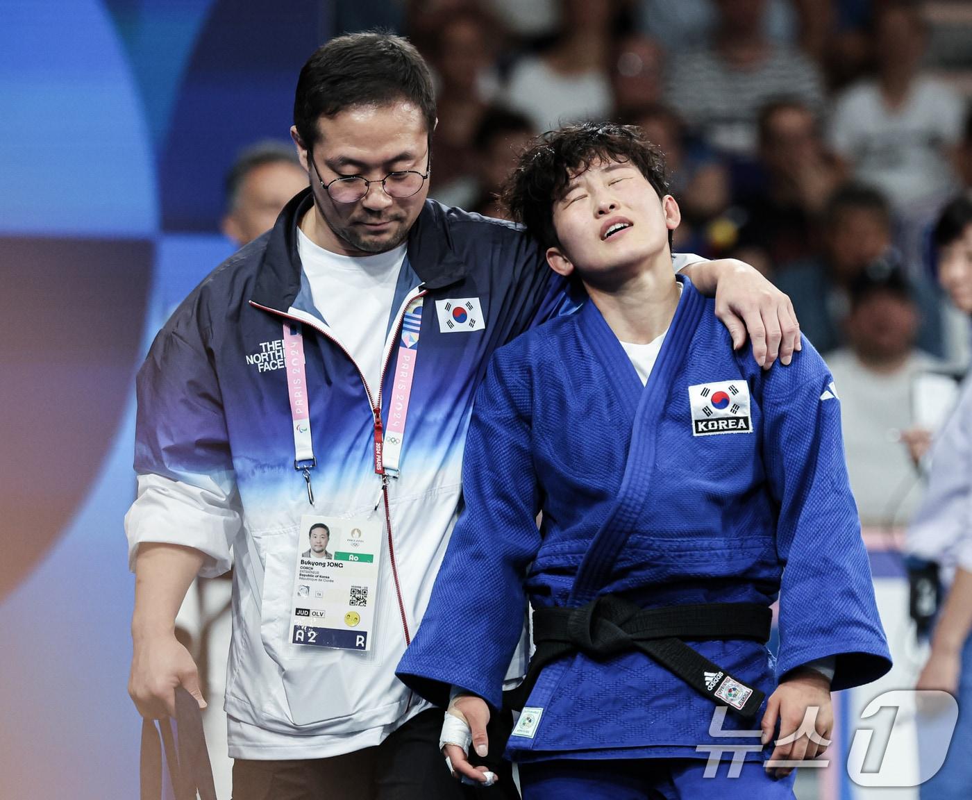 본문 이미지 - 대한민국 유도 정예린이 28일(한국시간) 프랑스 파리 샹드마르스 아레나에서 열린 2024 파리올림픽 52kg 유도 여자 32강전 이스라엘 게펜 프리모와의 경기에서 패배한 후 아쉬워하고 있다. 2024.7.28/뉴스1 ⓒ News1 이동해 기자