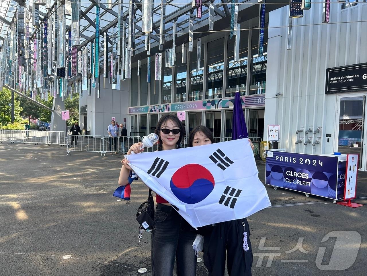 본문 이미지 -  28일(한국시간) 한국과 슬로베니아의 2024 파리 올림픽 조별리그 2차전을 앞두고 경기가 열리는 프랑스 파리의 파리 사우스 아레나6에 한국인 응원객이 몰려들었다. 2024. 7.28/뉴스1 ⓒ News1 문대현 기자