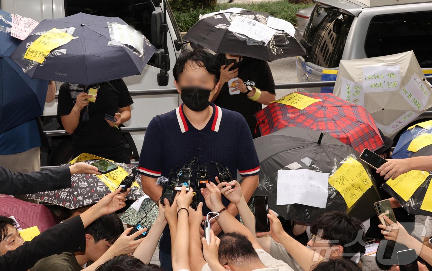 본문 이미지 - 티몬과 위메프의 정산·환불 지연 사태가 지속되고 있는 28일 오후 서울 강남구 큐텐 본사 앞에서 피해자들이 사태 해결을 촉구하는 문구를 붙인 우산을 쓴 채 시위하고 있다. 2024.7.28/뉴스1 ⓒ News1 장수영 기자