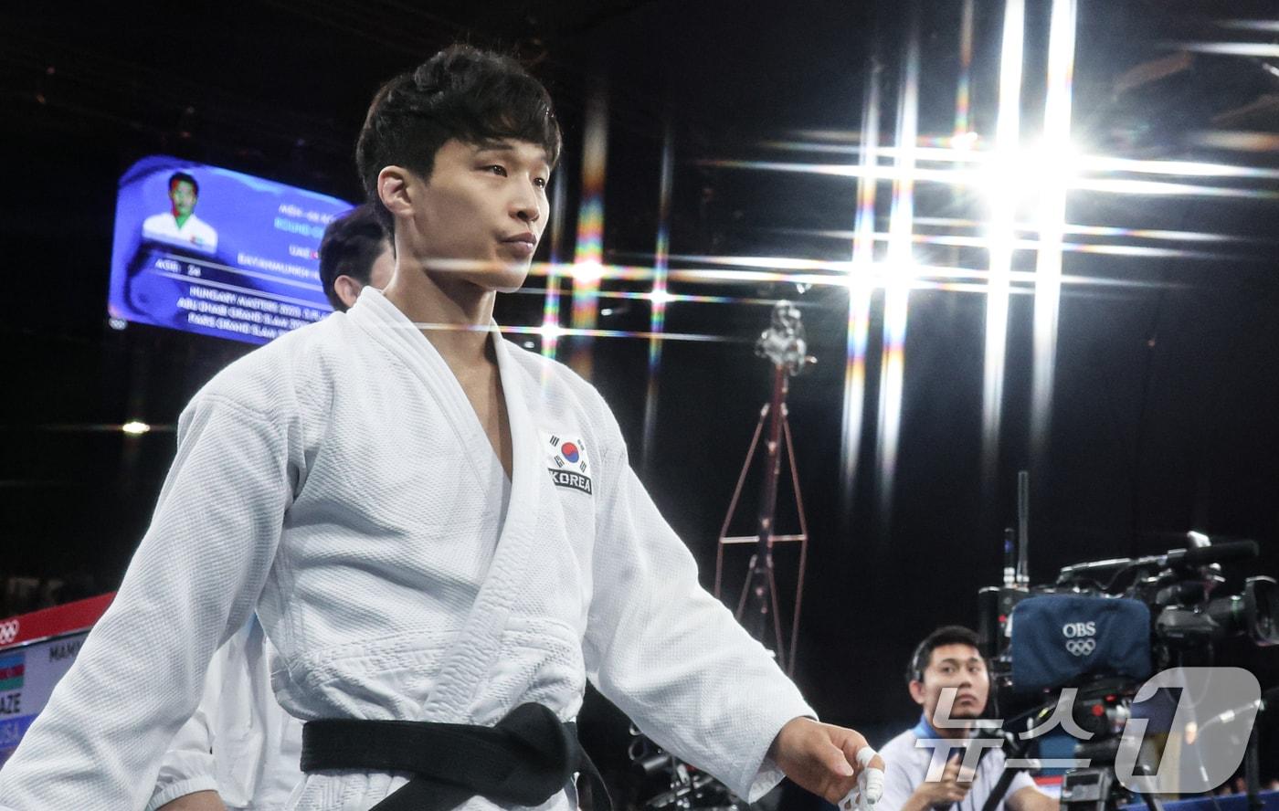 본문 이미지 - 대한민국 유도 안바울이 28일(한국시간) 프랑스 파리 샹드마르스 아레나에서 열린 2024 파리올림픽 66kg 유도 남자 32강전 아랍에미레이트 나르만다크 바양뭉크와의 경기에 입장하고 있다. 2024.7.28/뉴스1 ⓒ News1 이동해 기자