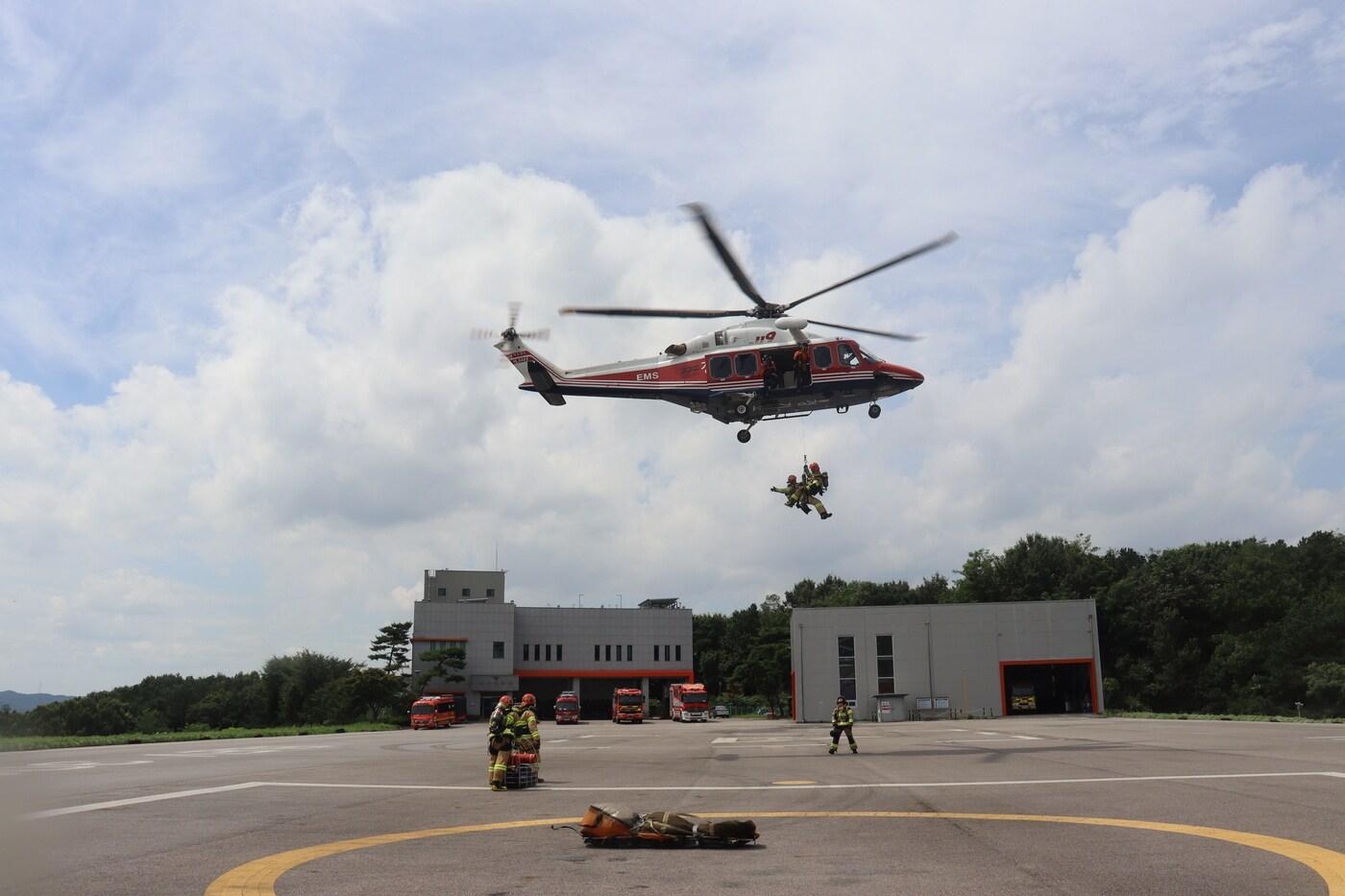본문 이미지 - 경기도소방재난본부 특수대응단 '다수사상자 발생 대비 화재·구조 항공출동 훈련'. (경기도소방재난본부 제공) 2024.7.28/뉴스1