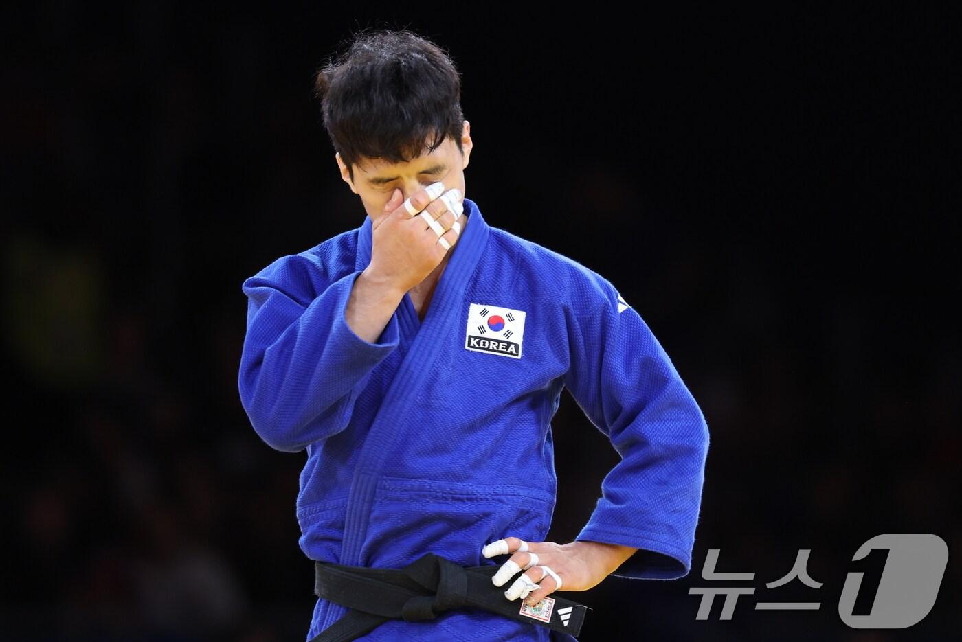 안바울이 28일(한국시간) 열린 2024 파리 올림픽 유도 -66㎏급 16강에서 패한 뒤 아쉬워하고 있다. ⓒ News1 이동해 기자