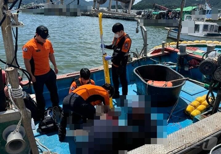 본문 이미지 - 익수자에게 응급처치를 하고 있는 해경.(창원해경 제공)