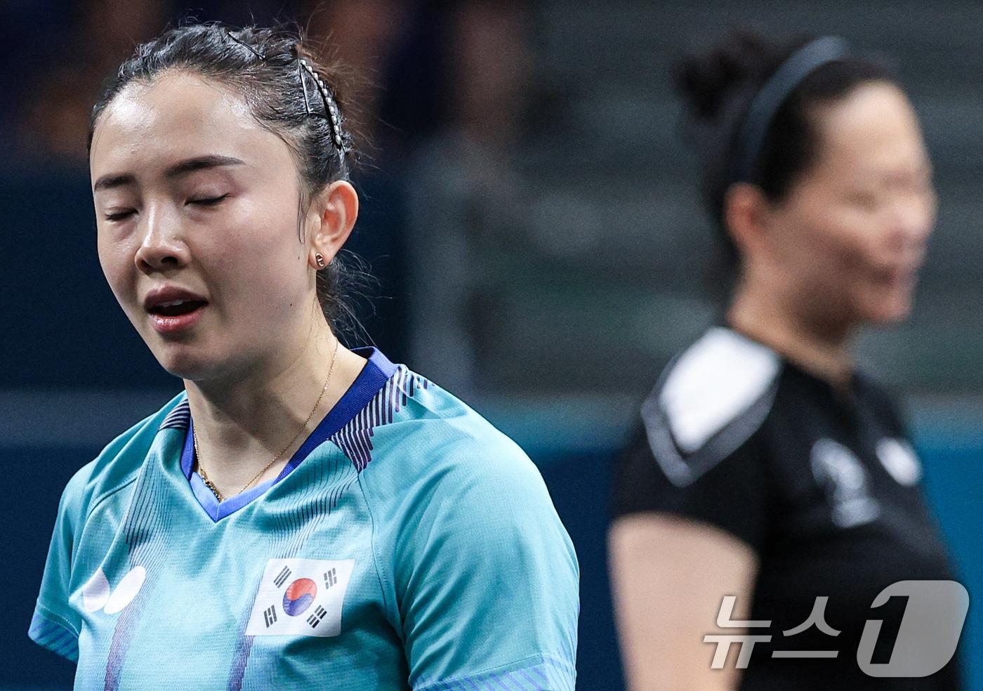 대한민국 탁구 대표팀 전지희 선수가 28일 오후(한국시간) 프랑스 파리 사우스 파리 아레나 4에서 열린 '2024 파리올림픽' 탁구 여자 단식 64강 포르투갈의 위푸 선수와의 경기를 패배한 후 아쉬워하고 있다. 2024.7.28/뉴스1 ⓒ News1 박정호 기자