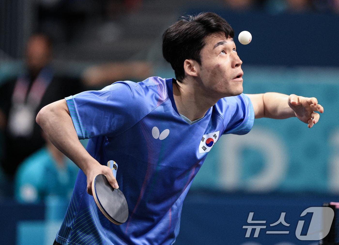 본문 이미지 - 대한민국 탁구 대표팀 장우진 선수가 28일 오후(한국시간) 프랑스 파리 사우스 파리 아레나 4에서 열린 '2024 파리올림픽' 탁구 남자 단식 64강 푸에르토리코 골잘레스 다니엘 선수와 대결을 펼치고 있다. 2024.7.28/뉴스1 ⓒ News1 박정호 기자